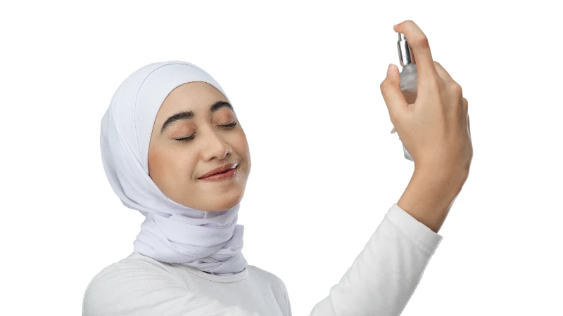 Makeup Tahan Lama & Flawless? Ini Manfaat Menggunakan Setting Spray Setelah Makeup